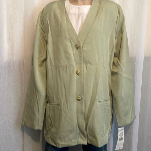 Alfred Dunner Jackets & Blazers - Alfred Dunner Women NWT Green Blazer Size 18 two front pockets as gold buttons!